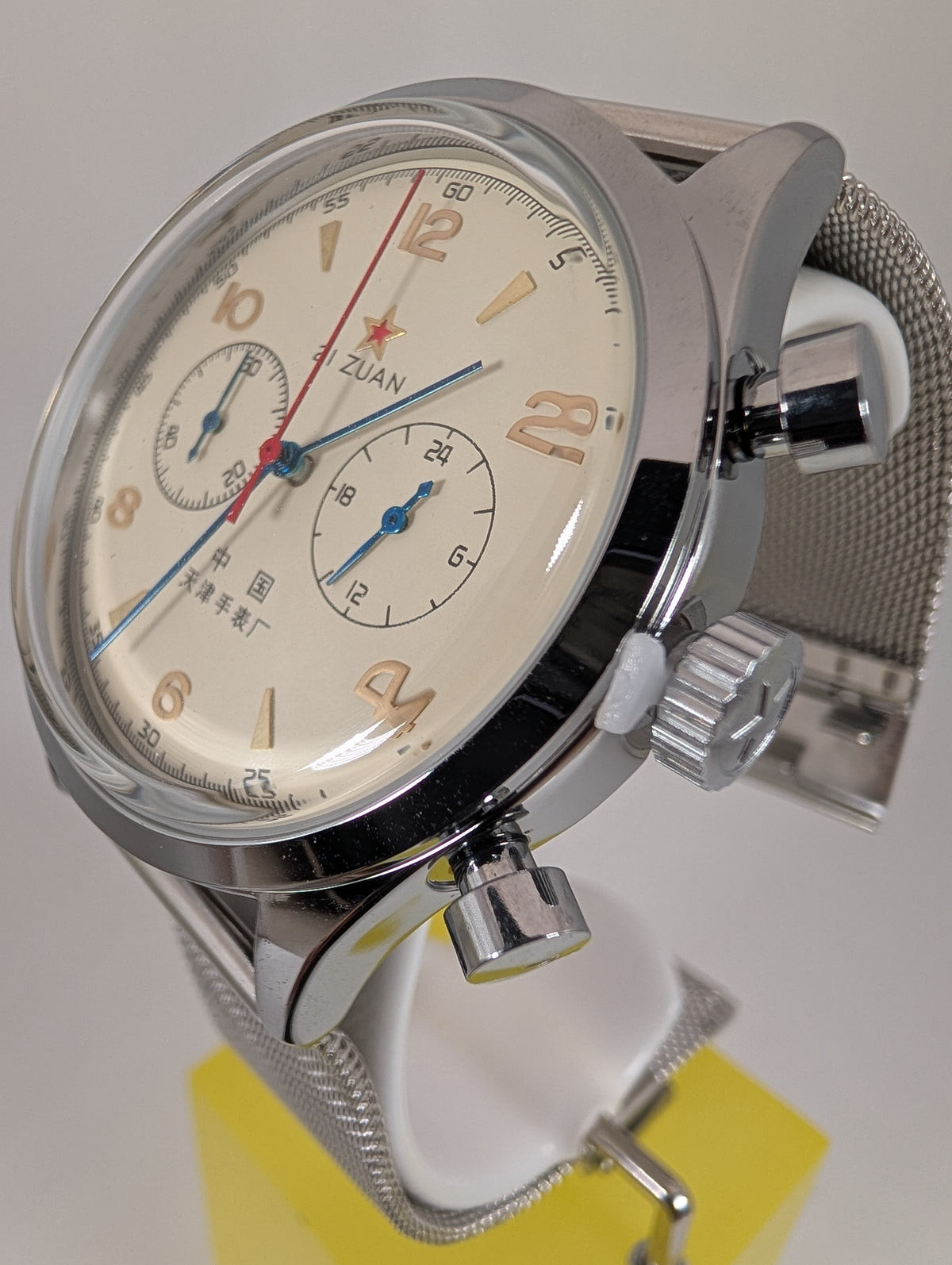 1963 Quartz Pilot Chronograph — 42mm w/Milanese band