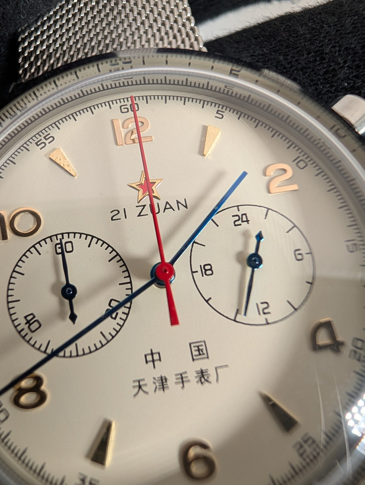 1963 Quartz Pilot Chronograph — 42mm w/Milanese band