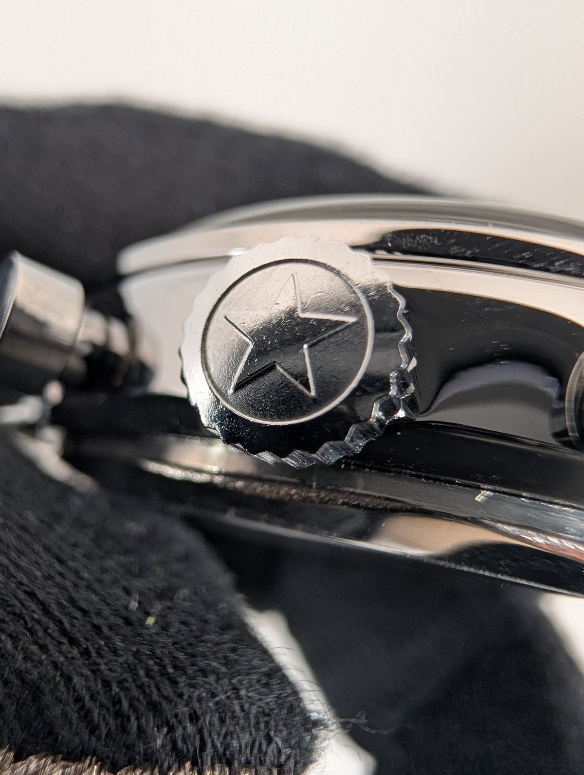 1963 Quartz Pilot Chronograph — 42mm w/Milanese band