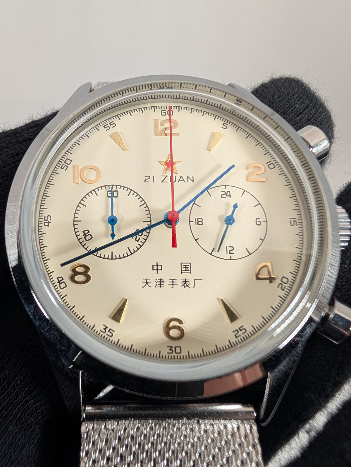 1963 Quartz Pilot Chronograph — 42mm w/Milanese band
