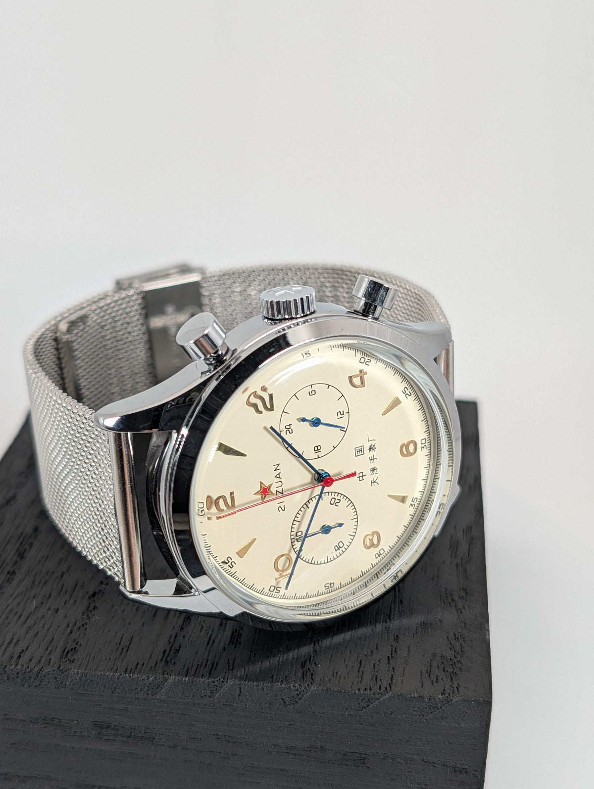 1963 Quartz Pilot Chronograph — 42mm w/Milanese band
