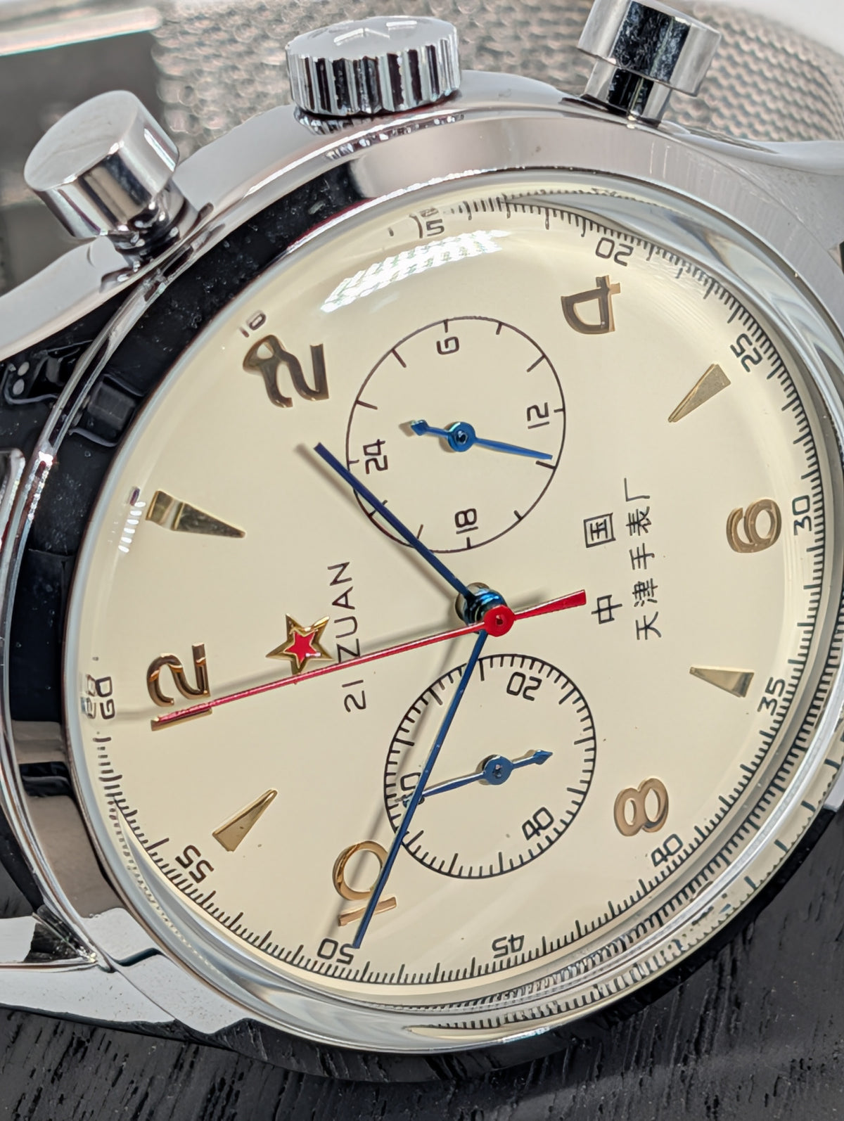1963 Quartz Pilot Chronograph — 42mm w/Milanese band